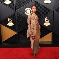 Penyanyi sekaligus aktris FKA Twigs mengenakan busana kustom yang nyentrik karya sepasang desainer “punk” asal London, yang tampak seperti gaun abad pertengahan berwarna nude yang tercabik-cabik. Meski penampilannya dianggap gagal, ia tetap membawa pulang Grammy pertamanya untuk kategori album dance/elektronik terbaik lewat Eusexua. (Foto: REUTERS/Mario Anzuoni)