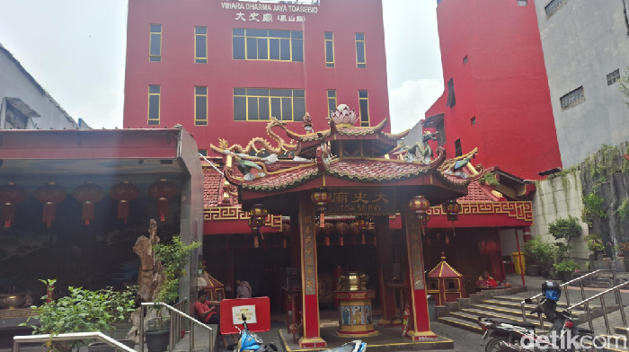 Warisan Budaya di Vihara Dharma Jaya Toasebio: Kisah Dewa Keberuntungan-Ritual Cinta