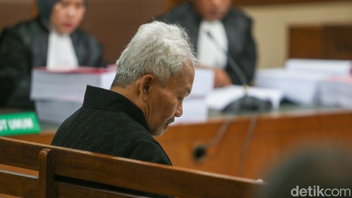 Terdakwa korupsi pembelian tanah kompleks Rasuna Epicentrum Luhur Budi Djatmiko (kiri) menjalani sidang pembacaan tuntutan di Pengadilan Tipikor, Jakarta, Selasa (3/2/2026). Mantan Direktur Umum PT Pertamina (Persero) itu didakwa merugikan negara sebesar Rp348,69 miliar terkait korupsi dalam pembelian tanah di Kompleks Rasuna Epicentrum, Kuningan, Jakarta Selatan, yang direncanakan untuk pembangunan gedung Pertamina Energy Tower.