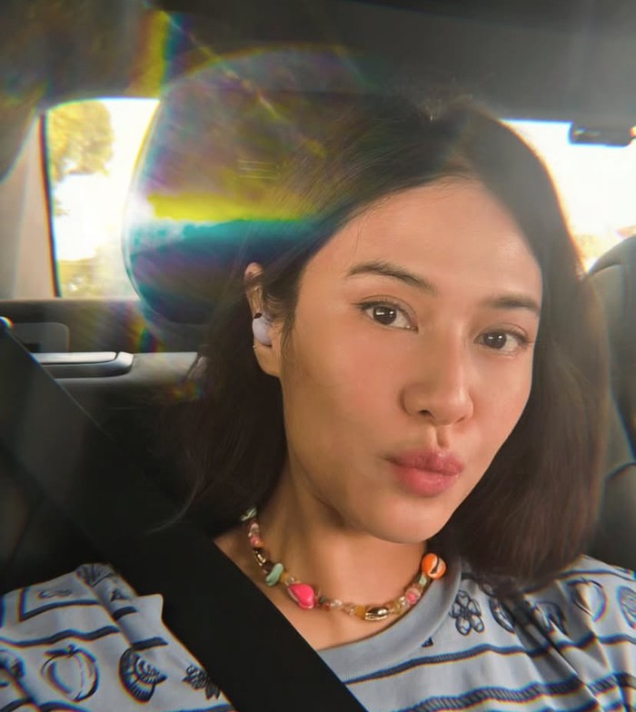 Aksi Dian Sastro Racik Sup Ayam Istimewa, Pakai Buah Ini!