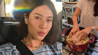 Aksi Dian Sastro Racik Sup Ayam Istimewa, Pakai Buah Ini!