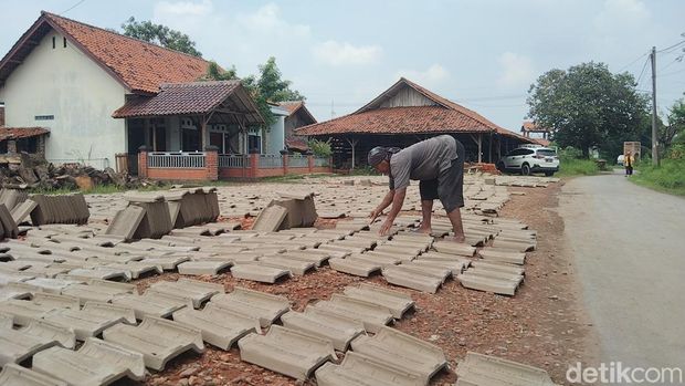 Aktivitas pabrik genteng di Jatiwangi, Majalengka.