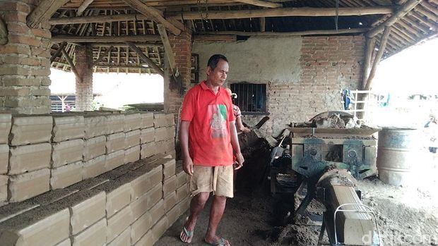 Aktivitas pabrik genteng di Jatiwangi, Majalengka.