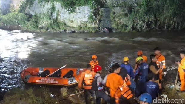 Anak laki-laki dilaporkan hanyut terbawa arus saat berenang di Sungai Cisadane di Gunungbatu, Kota Bogor, Jawa Barat (Jabar). Tim SAR gabungan mencari korban. (M Sholihin/detikcom)