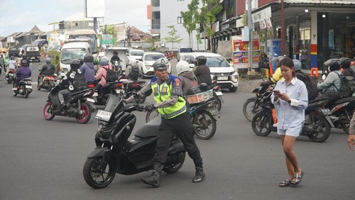 Anggota Satlantas Polresta Denpasar pada saat menyita kendaraan roda dua yang melanggar di Traffic Light Buagan, Denpasar, Selasa (3/2/2026). Dok: Polresta Denpasar