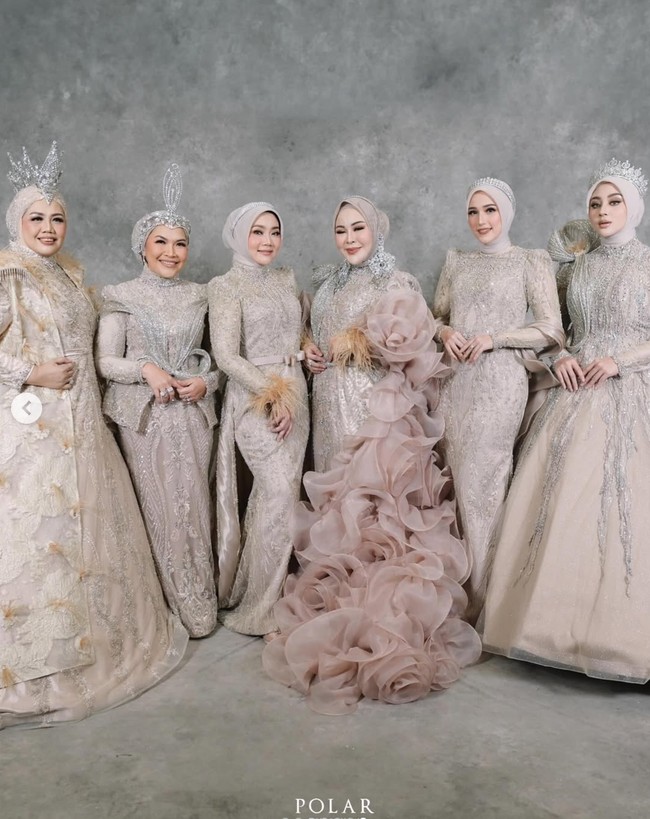 Atalia Praratya tampil memukau saat menjadi muse di sebuah acara fashion show. Kenakan gaun pengantin rancangan Adi Rustana lengkap dengan hijab, penampilan mantan istri Ridwan Kamil itu banjir pujian. Foto: Instagram/@ataliapr