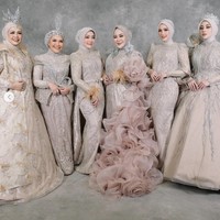 Atalia Praratya tampil memukau saat menjadi muse di sebuah acara fashion show. Kenakan gaun pengantin rancangan Adi Rustana lengkap dengan hijab, penampilan mantan istri Ridwan Kamil itu banjir pujian. Foto: Instagram/@ataliapr