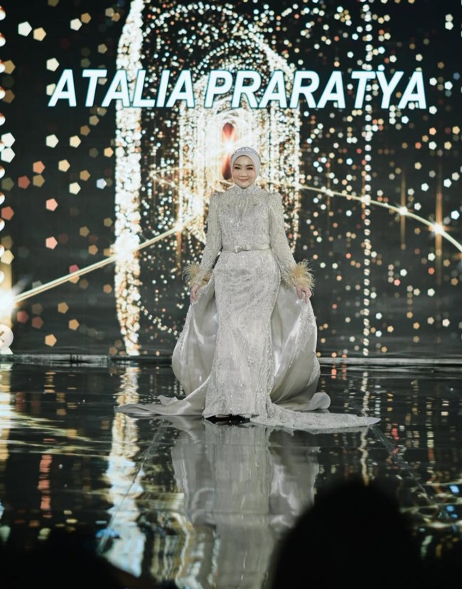 Atalia tampil mengenakan gaun warna krem-champagne. Gaun panjang tersebut tampak mewah dengan detail bordir dan payet hampir di semua sisinya. Foto: Instagram/@ataliapr