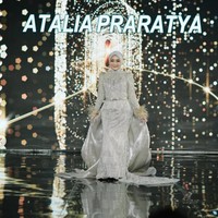 Atalia tampil mengenakan gaun warna krem-champagne. Gaun panjang tersebut tampak mewah dengan detail bordir dan payet hampir di semua sisinya. Foto: Instagram/@ataliapr