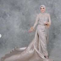 Penampilan Atalia kian anggun dengan ekor gaun yang panjang, terbuat dari bahan satin berwarna senada. Pada bagian ujung lengan juga terdapat aksen bulu halus berwarna coklat yang menambah sentuhan unik. Foto: Instagram/@ataliapr