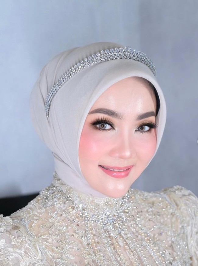 Riasan wajah glam flawless bernuansa soft pink membuat pesona kecantikan Atalia makin terpancar. Complexion yang glowing dipadukan bulu mata yang cukup tebal, blush pink lembut, serta lipstik pink glossy membuat Atalia terlihat semakin segar dan awet muda. Foto: Instagram/@ataliapr