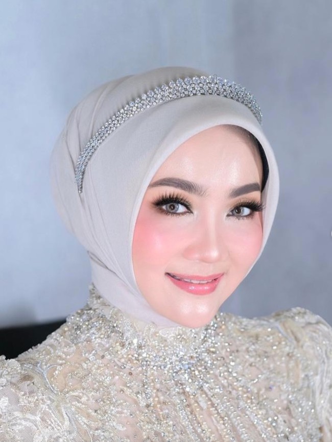 Foto Atalia Praratya Tampil Dengan Gaun Pengantin & Riasan Soft Pink, Memukau