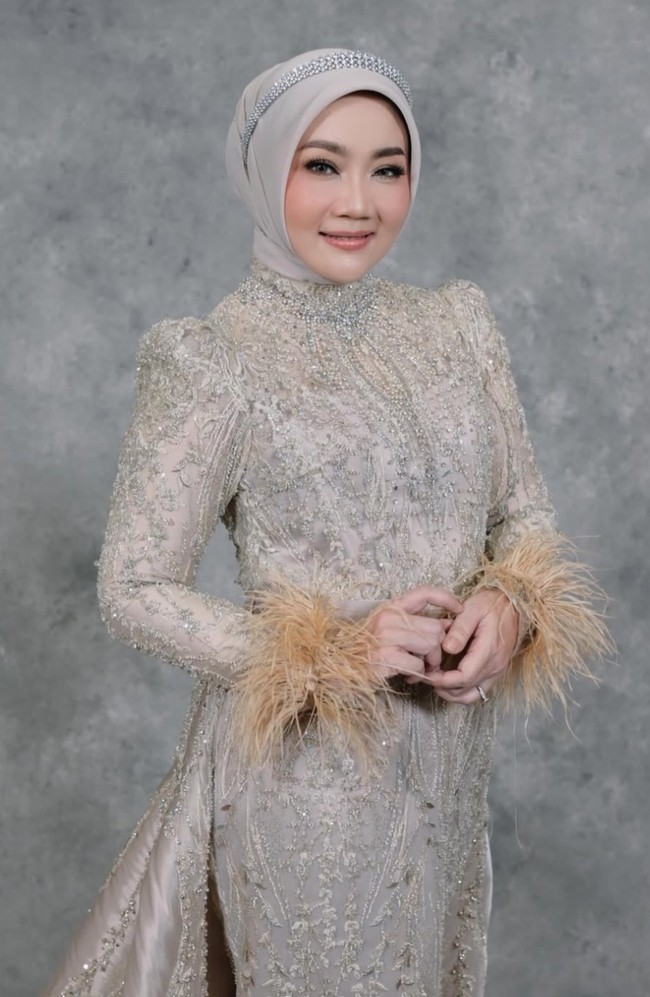 Tampil bak putri, Atalia juga menambahkan headpiece bertabur kristal di atas hijabnya. Aksesori tersebut memberi sentuhan glam namun tak berlebihan. Foto: Instagram/@ataliapr