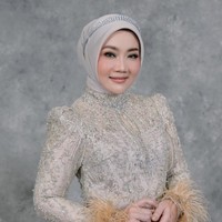 Tampil bak putri, Atalia juga menambahkan headpiece bertabur kristal di atas hijabnya. Aksesori tersebut memberi sentuhan glam namun tak berlebihan. Foto: Instagram/@ataliapr