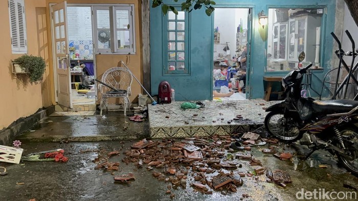 Atap rumah warga Surabaya tersapu angin kencang