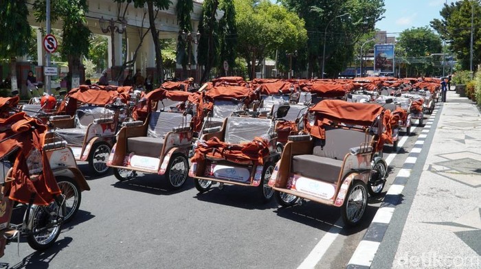 Prabowo Bagikan 200 Becak Listrik ke Lansia di Lamongan