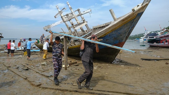 Bersih-Bersih Teluk Kendari, Bangkai Kapal Terbengkalai Diangkat