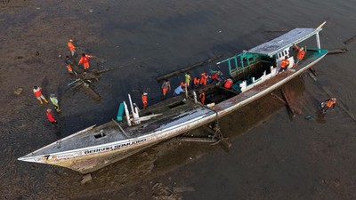 Bersih-Bersih Teluk Kendari, Bangkai Kapal Terbengkalai Diangkat