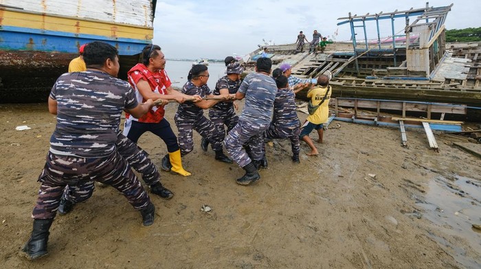 Warga membongkar bangkai kapal di kawasan Kendari Beach, Kecamatan Kendari Barat, Kendari, Sulawesi Tenggara, Selasa (3/2/2026). Pemkot Kendari melakukan pembersihan sebanyak 30 bangkai kapal ikan terbengkalai yang tersebar pada beberapa wilayah pesisir Teluk Kendari sebagai upaya mengembalikan keindahan dan kebersihan lingkungan pesisir di wilayah itu. ANTARA FOTO/Andry Denisah