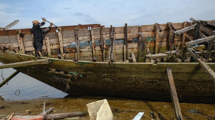 Bersih-Bersih Teluk Kendari, Bangkai Kapal Terbengkalai Diangkat