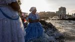 Ribuan Pemuja Padati Pantai Salvador dalam Ritual Suci Iemanja
