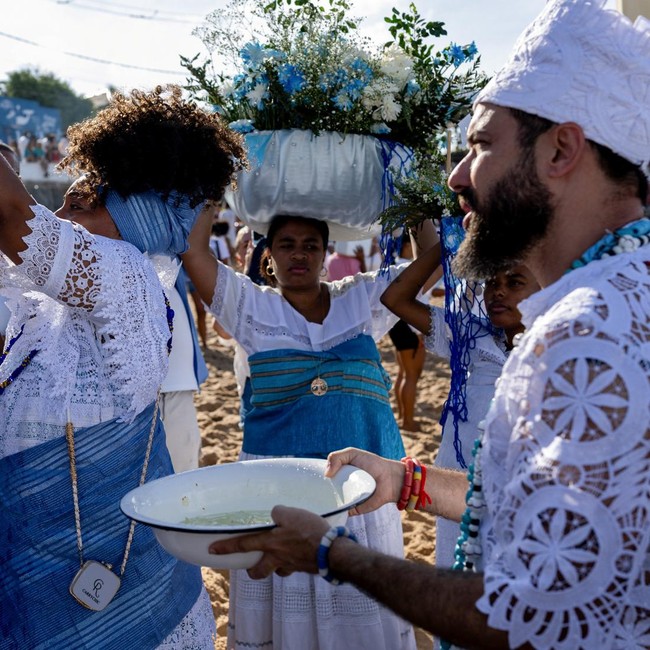 Ribuan Pemuja Padati Pantai Salvador dalam Ritual Suci Iemanja