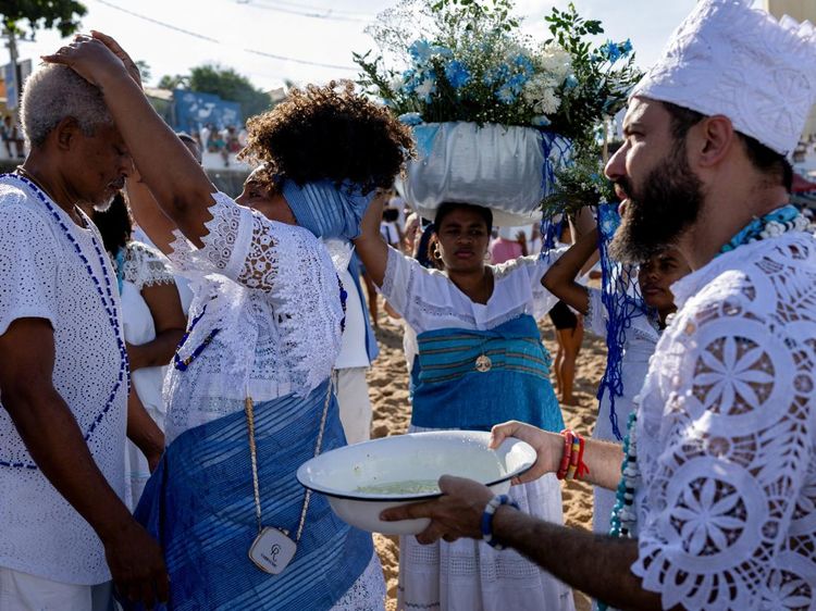 Ribuan Pemuja Padati Pantai Salvador dalam Ritual Suci Iemanja