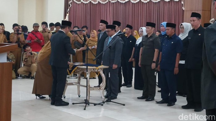 Bupati Tasikmalaya Cecep Nurul Yakin memimpin langsung pengambilan sumpah dan pelantikan 14 pejabat.