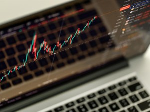 IHSG Ambruk Meski BBCA dan ICBP Menguat, TOWR Siapkan Buyback Rp 300 M