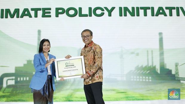 Climate Policy Initiative meraih anugerah ESG 2026 dalam acara ESG Sutainability Forum 2026 di Jakarta, Selasa (3/2/2026). (CNBC Indonesia Tri Susilo)