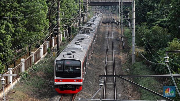Commuter Line melintas di Kawasan Stasiun Manggarai, Jakarta, Selasa (3/2/2026). (CNBC Iindonesia/Muhammad Sabki)