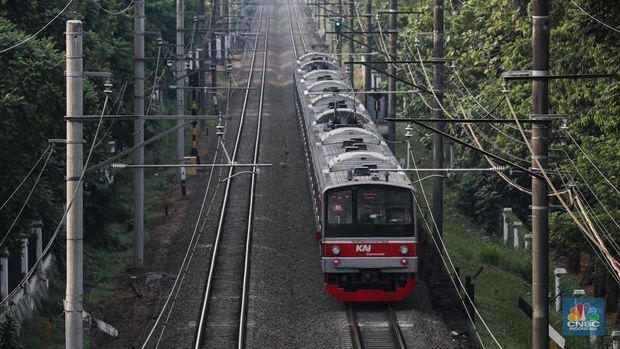Commuter Line melintas di Kawasan Stasiun Manggarai, Jakarta, Selasa (3/2/2026). (CNBC Iindonesia/Muhammad Sabki)
