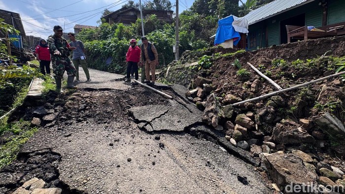 Dampak tanah gerak di Desa Padasari, Kecamatan Jatinegara, Kabupaten Tegal.