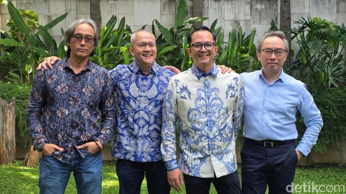 Astra dan Equinix dari kiri ke kanan:
Anas Dwi Vidianto, Cloud Cybersecurity & Operation Head, PT Astra International Tbk
Deon Montasser, Director of Sales, Equinix Indonesia
Haris Izmee, Managing Director, Equinix Indonesia
Anthony Ho, Director of Product and Solution Marketing, APAC, Equinix