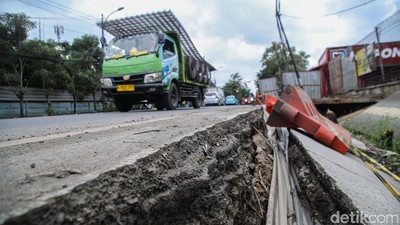 Dua Pekan Amblas, Jalan Narogong Bekasi Belum Diperbaiki