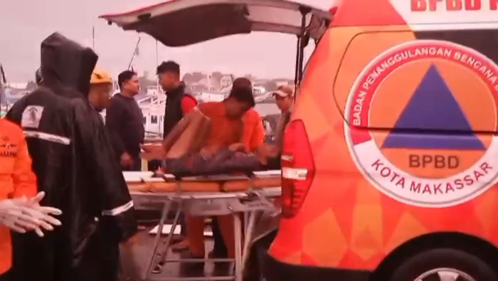 Evakuasi korban kebakaran kapal nelayan di Pelabuhan Paotere Makassar.