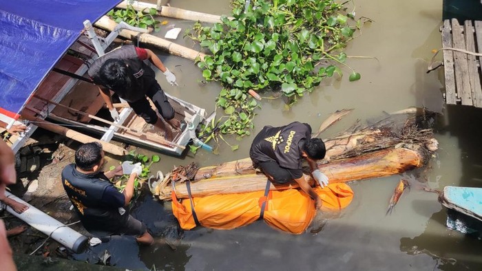 Evauasi jenazah pemuda yang ditemukan tewas di Sungai Tallo Makassar.
