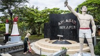 Petugas menyapu di dekat situs Api Abadi Mrapen yang padam di Desa Manggarmas, Godong, Grobogan, Jawa Tengah, Selasa (3/2/2026). Api yang selama ini dikenal tak pernah mati tersebut padam sejak 1 Januari 2026, memunculkan perhatian publik karena peristiwa ini terbilang jarang terjadi. ANTARA FOTO/Aprillio Akbar