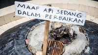Dinas Energi dan Sumber Daya Mineral (ESDM) Provinsi Jawa Tengah menjelaskan, padamnya Api Abadi Mrapen disebabkan terhentinya suplai gas alam ke titik api. Aliran gas tertutup lumpur, sehingga api tidak lagi mendapatkan pasokan yang cukup untuk tetap menyala. ANTARA FOTO/Aprillio Akbar