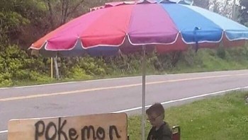 Bocah ini menjual seluruh koleksi kartu Pokémon-nya untuk mengumpulkan USD655 demi menyelamatkan nyawa anjing peliharaannya. Pada tahun 2021, Bryson yang berusia 8 tahun menjual kartu Pokémon-nya untuk mendapatkan uang guna membiayai perawatan anjingnya, Bruce. Keluarga tersebut akhirnya berhasil mengumpulkan lebih dari USD 20.000 setelah foto-foto tersebut menjadi viral, sehingga mereka dapat menyelamatkan Bruce. Sisa uang yang terkumpul digunakan untuk menyelamatkan anjing-anjing lainnya. Foto: Boredpanda