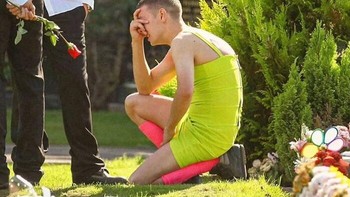 Ini adalah upacara pemakaman Prajurit Kevin Elliot yang gugur dalam pertempuran melawan Taliban di Afghanistan. Sahabatnya, Barry Delaney, mengenakan gaun hijau untuk menghormati kesepakatan lama bahwa jika salah satu dari mereka meninggal, yang lain harus mengenakan gaun hijau terang ke pemakaman. Upacara tersebut diadakan di Dundee, Skotlandia. Foto: Boredpanda