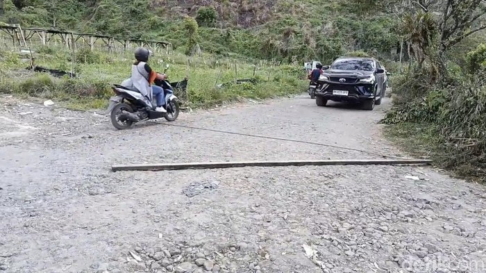 Foto: Suasana Jalan Rusak area retribusi wisata dikawasan Danau Lau Kawar, Desa Kuta Gugung, Kecamatan Naman Teran, Kabupaten Karo, Sumatera Utara. (dok. Mhd Ilham Pradilla/detikSumut)