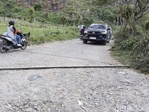 Wisatawan Keluhkan Jalan Rusak di Area Retribusi Danau Lau Kawar