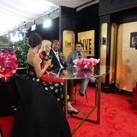 Dery tentu bukan desainer pertama Indonesia yang karyanya pernah eksis di ajang tertinggi dalam industri musik itu. Keltie, pembawa acara asal Kanada, memakai gaun Sebastian Gunawan di Grammys 2021. Sebelumnya, Didiet Maulana bersama Tumi, brand koper ternama AS, mendesain tas hadiah untuk para pemenang Grammys 2016.  (Foto: Instagram/@erinlimrhodes)