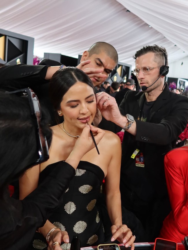 Saya terjun langsung ke Garut dan ikut dalam proses pembuatan motif baru tersebut bersama para perajin, ungkap Dery kepada Wolipop kala itu. (Foto: Instagram/@erinlimrhodes)