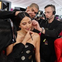 Saya terjun langsung ke Garut dan ikut dalam proses pembuatan motif baru tersebut bersama para perajin, ungkap Dery kepada Wolipop kala itu. (Foto: Instagram/@erinlimrhodes)