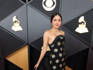 Tenun Garut Tampil Mewah di Karpet Merah Grammy Awards 2026