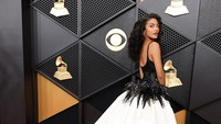 Pakai Gaun Chanel, Olivia Dean Bersinar di Grammy Awards 2026