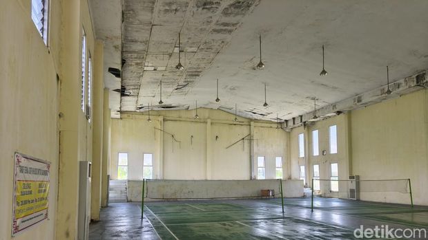 Gor Kompleks Api Abadi Mrapen Kondisi gedung olahraga di Kawasan Wisata Api Abadi Mrapen, Desa Manggarmas, Kecamatan Godong, Kabupaten Grobogan, Selasa (3/2/2026).