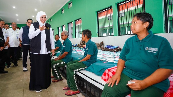 Gubernur Khofifah menjenguk pasien ODGJ